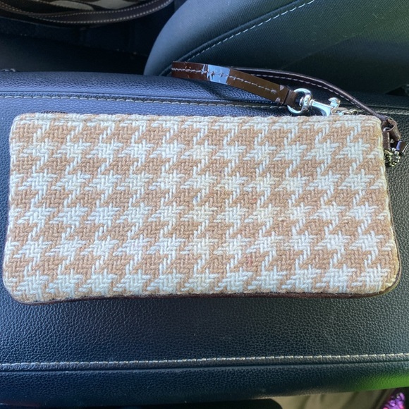 Coach suede and wool woven brown wristlet turn lock w/hangtag and tassel - Picture 9 of 17